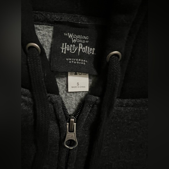 Universal Studio Harry Porter Hogwarts Crest Zip Up Hoodie - Picture 6 of 7